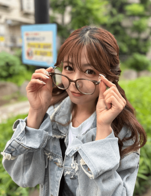 「どの表情がすき？」水瀬琴音、大きめメガネのあざカワショットにファン悶絶⁉
