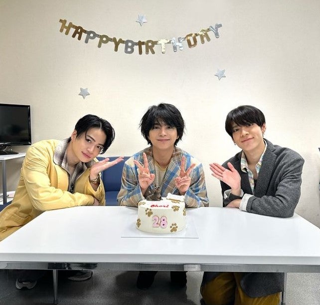 佐藤勝利が28歳の誕生日を迎える　timeleszのメンバーが祝福