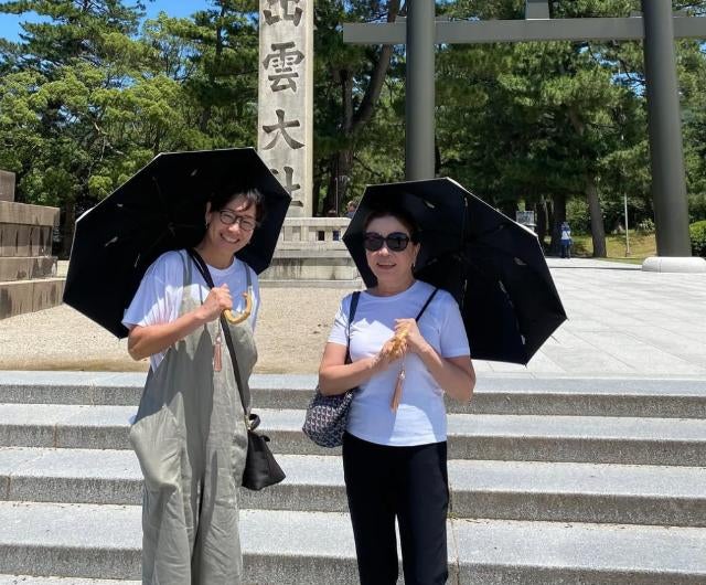青空に包まれた出雲大社で伊達公子が見せたリラックスタイム