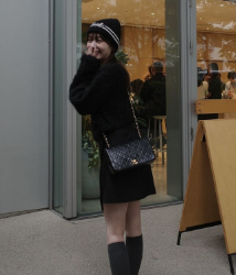 前田希美、自らデザインのミニスカートを披露！発売間近に期待高まる