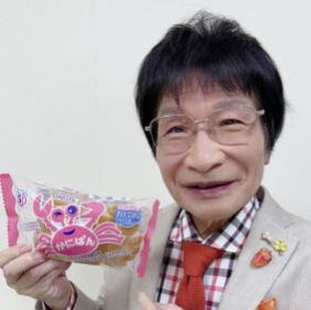 尾木ママ、懐かしの「かにぱん」で元気補給！ファンからも「懐かしい」「食べたくなった」の声続々