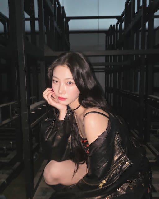 色気溢れる日本人K-POPアイドル、肩出しコーデにいいね殺到