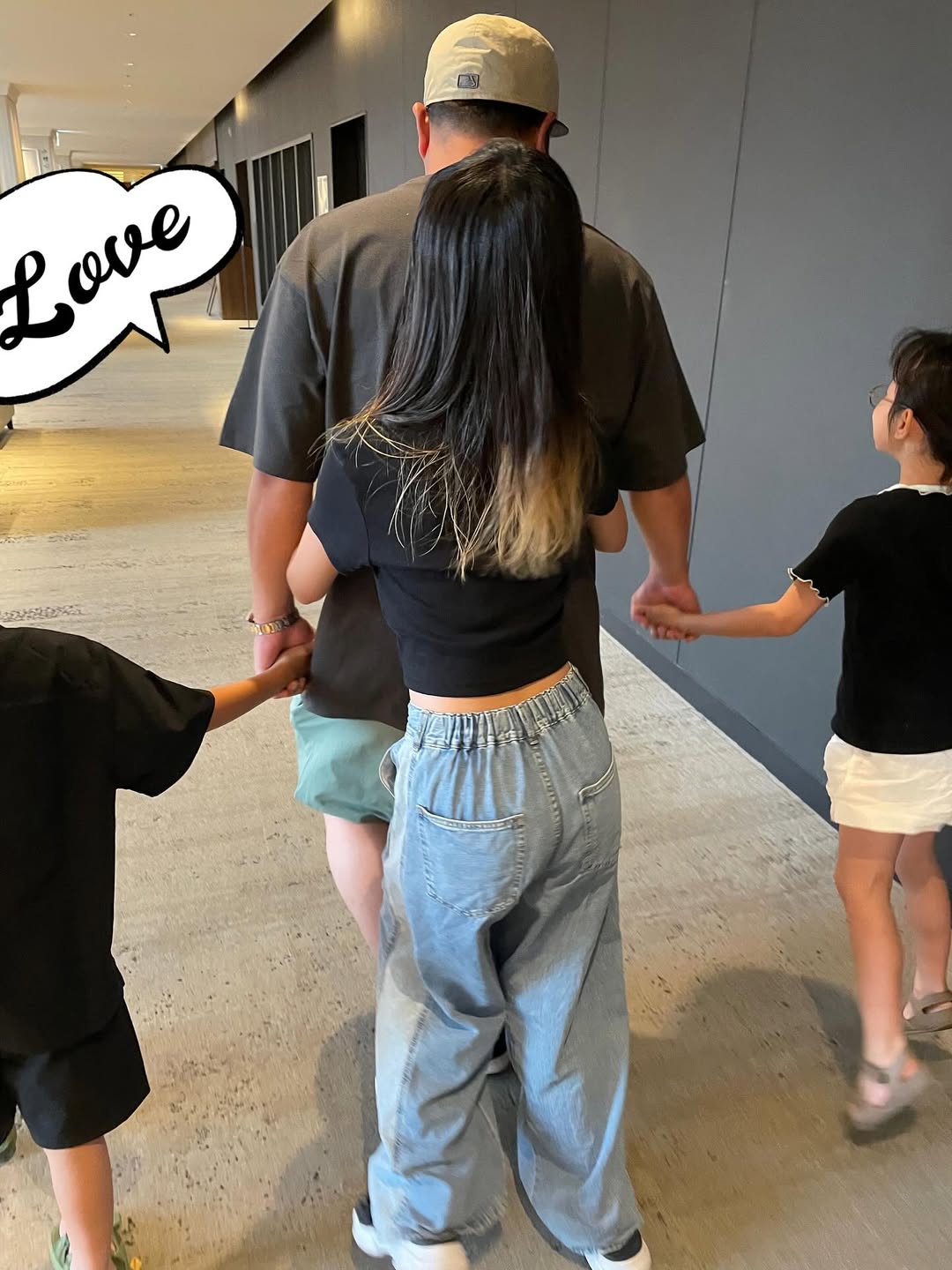 「パパが大好きな子供達」モデル・小谷野麻美がアップした癒しの家族写真に「素敵な家族ですね」の声