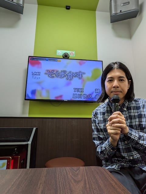 マイク片手にせつない顔であの懐かしのアニソンを熱唱？人気芸人のシュールな写真が話題に