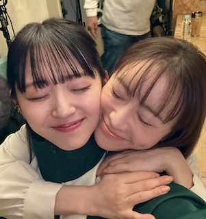 鈴木愛理 後ろからハグされた最新ショット公開 幸せ満載の笑顔にファン悶絶