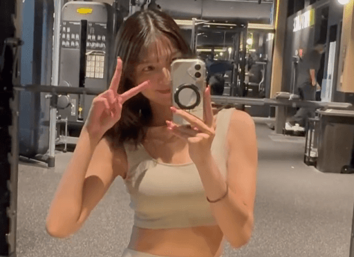 「ママだって綺麗でいたい」美女フィットネスタレント、ジムにて”自分磨きタイム”の美BODYを披露！「ナイスボディー、お美しい」