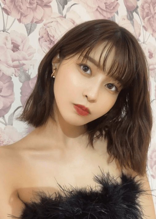 「サンタ？悪魔？」岸明日香が”究極の選択”を迫る、脳もとろける魅惑のショットを公開で反響続出！