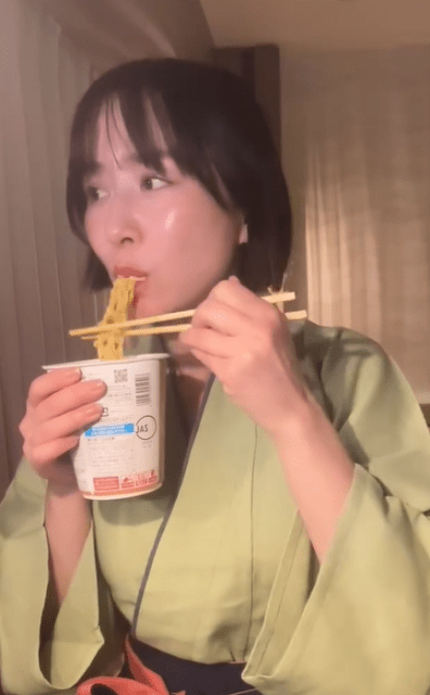 「夜食の◯◯最高だよね」山川恵里佳、こっそり？でも”豪快立ち食い”ムービーが話題！
