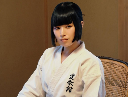 「かっこいいだ！」空手黒帯の美女師範代、女優さながらの”道着着用・ビューティーショット”にファン釘付け！