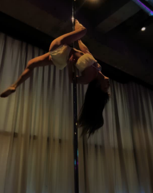 「落下物が直撃して左手親指負傷」熊田曜子、美しすぎるポールダンス動画とともに"骨折"の報告