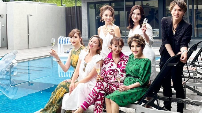 「スタイル抜群すぎる！」デヴィ夫人、鎌倉の別荘で披露した“エレガント水着姿”に称賛殺到！