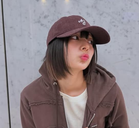 「ツナギなの？ワンピースなの？」岡田紗佳、ブラウンが印象的な独特の服装を披露！