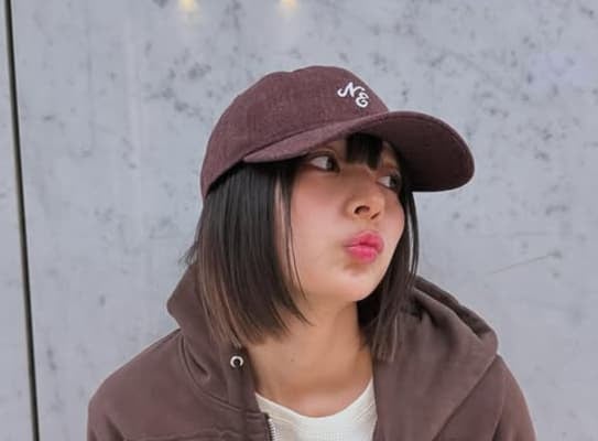 「ツナギなの？ワンピースなの？」岡田紗佳、ブラウンが印象的な独特の服装を披露！