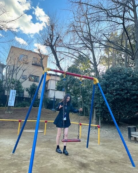 「女神！！！！！！」森川葵 ブランコを背に無邪気な姿を見せる！
