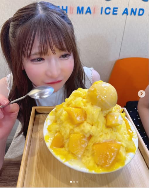 もえあず　巨大かき氷と2ショット