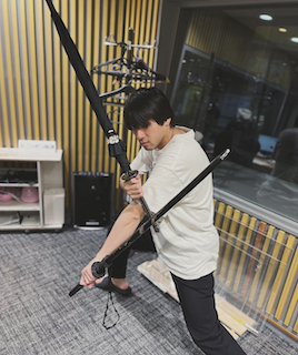 山田裕貴 「何しているの??」刀と傘を振り回す謎ショットにファン困惑