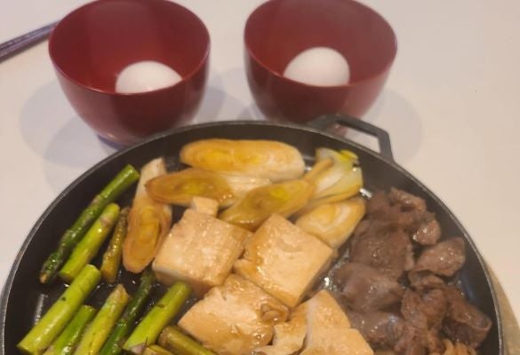 桃井かおりが見つけたすき焼きの真の主役。焦げ目が香ばしい結びこんにゃくが肉の旨味をまとって感動の美味しさに変わった夜