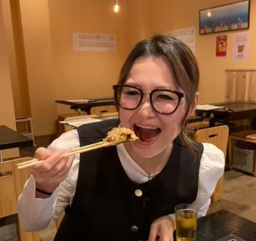 ギャル曽根、お好み焼きにかぶりつきショットで「写真もっと撮ろう」と反省記録