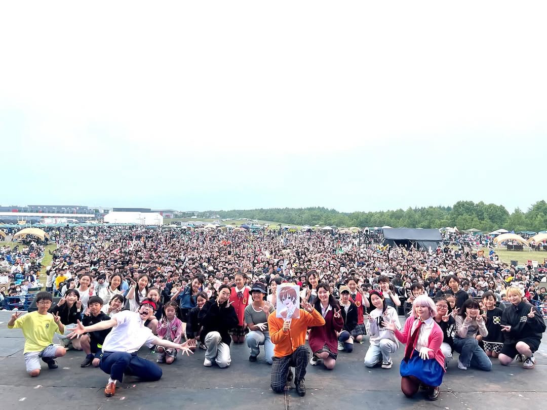 すとぷり・ジェル、野外音楽フェスでファンとの大集合写真を公開！「素敵なお写真ありがとう」