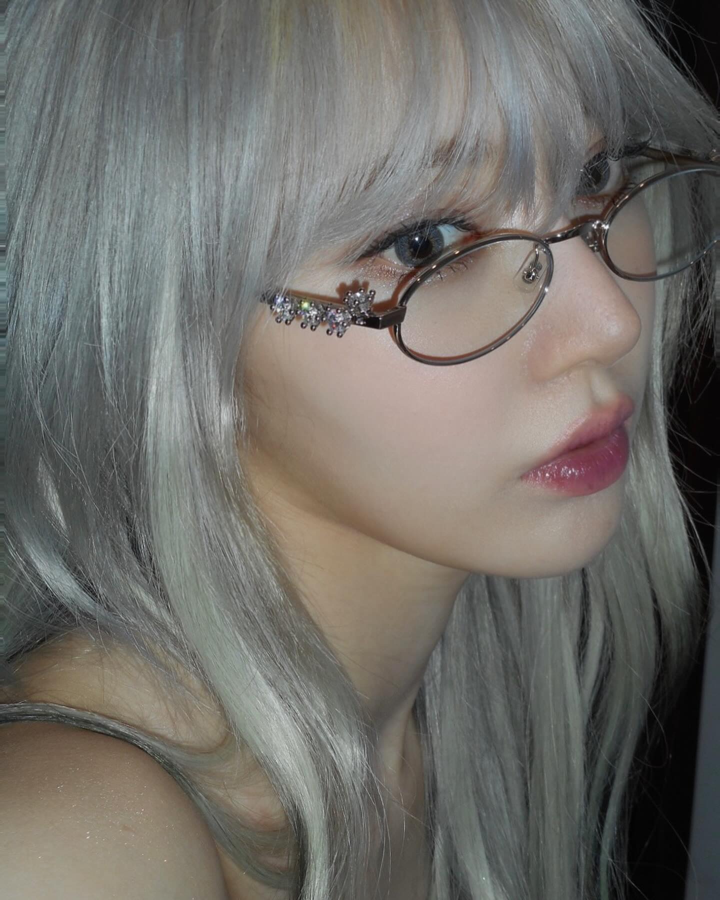 美しすぎる…宮脇咲良の”メガネ”最新ショットが話題✨