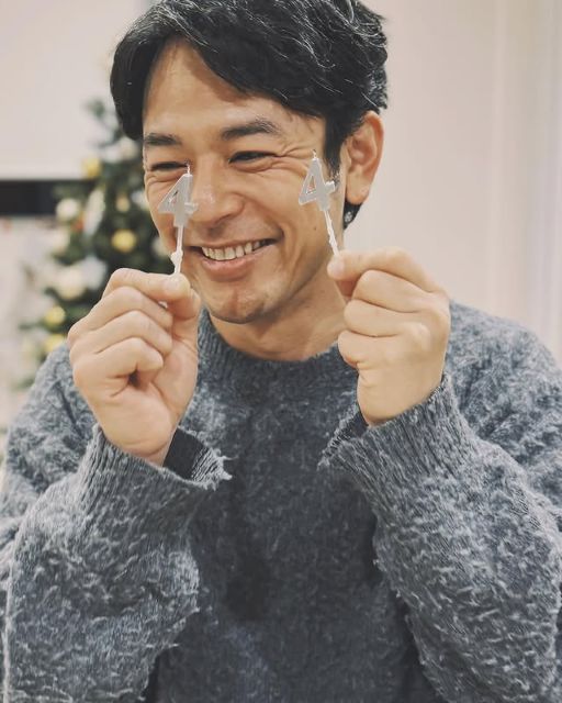 俳優・妻夫木聡、44歳誕生日を報告！『4』『4』ロウソクお茶目ショットにおめでとうの声止まず！