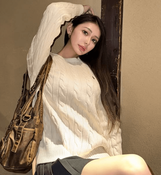 「メッチャ綺麗ですね」人気ラウンドガール、京都カフェで見せた”脚組み美脚姿＆美スタイル”にファン釘付け！「とても可愛い」