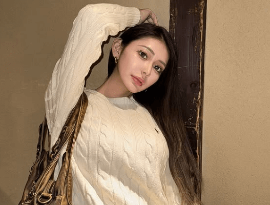 「メッチャ綺麗ですね」人気ラウンドガール、京都カフェで見せた”脚組み美脚姿＆美スタイル”にファン釘付け！「とても可愛い」