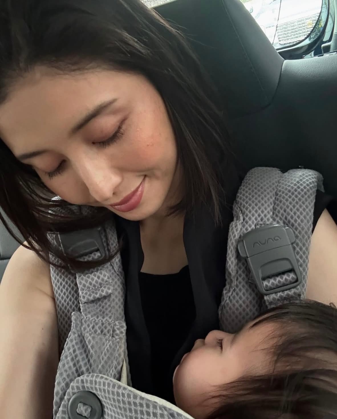 橋本マナミ＆娘、親子2ショットに反響「寝顔がチラリ。かわいさが伝わって来ます」