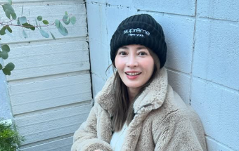 新山千春、モフモフコートで2024年を締めくくり！笑顔に感謝の一年！