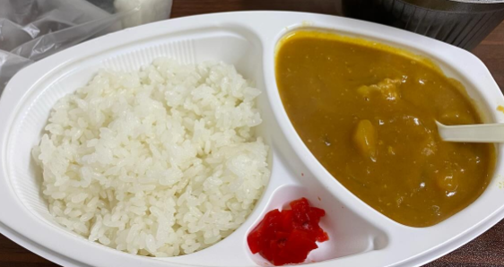 「ジロウの朝飯紀行」虹のマートでカレーとぶた汁を堪能！