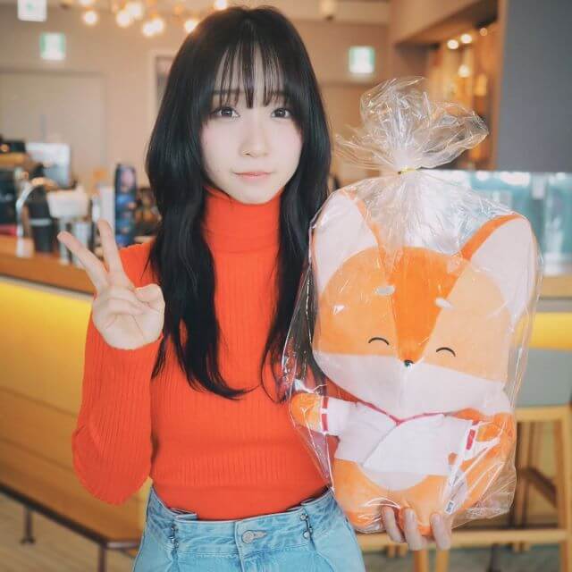 伊織もえ、韓国Blizzardオフィスに降臨！可愛すぎるぬいぐるみとピースショット