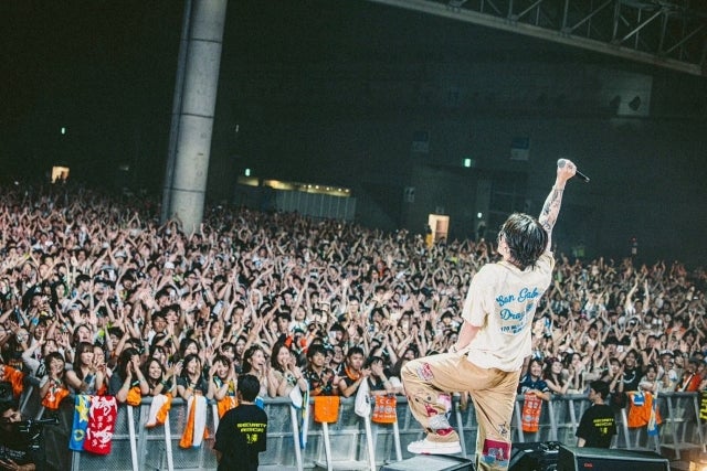 優里、サマソニの大舞台で熱唱。観客と拳を突き上げた圧巻のフェスショット