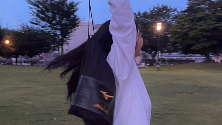 「蛙化？いいえ、通常運転です」鈴木愛理、始球式に向けた“独特フォーム”動画が話題！