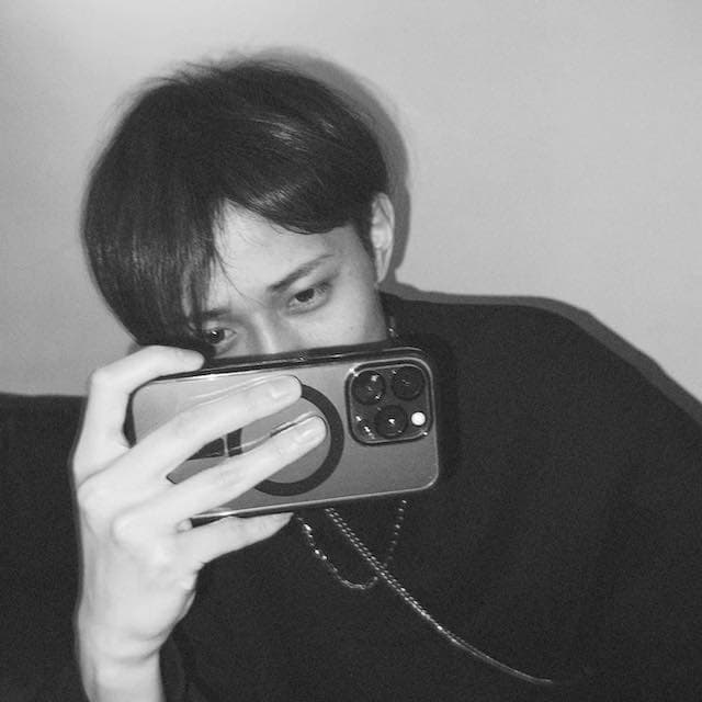 「これ惚れない人いる？」永瀬廉のモノクロ自撮り写真がカッコ良すぎると話題に👀