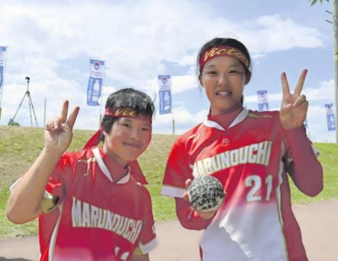 ソフトボール女子、別の高校に通う姉妹が合同チームで同じユニホーム…姉が本塁打