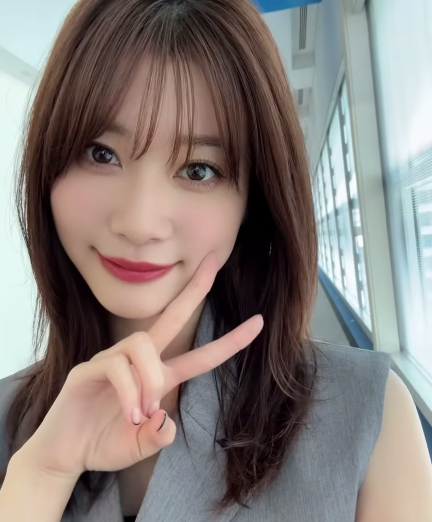 顔面国宝!?涼しげ衣装でにっこり。めるるのさわやかピースにファン大喜び