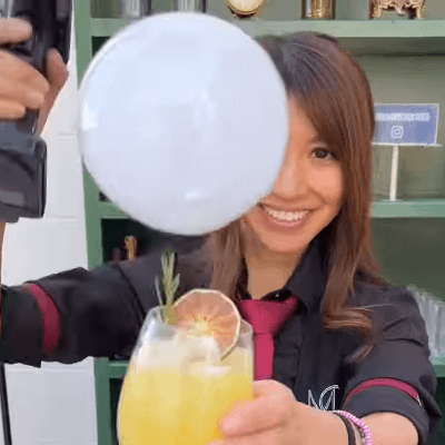 「かわい過ぎる」美女バーテンダー、スモークバルーンのカクテルムービー実演にファン拍手喝采！「煙、素敵」