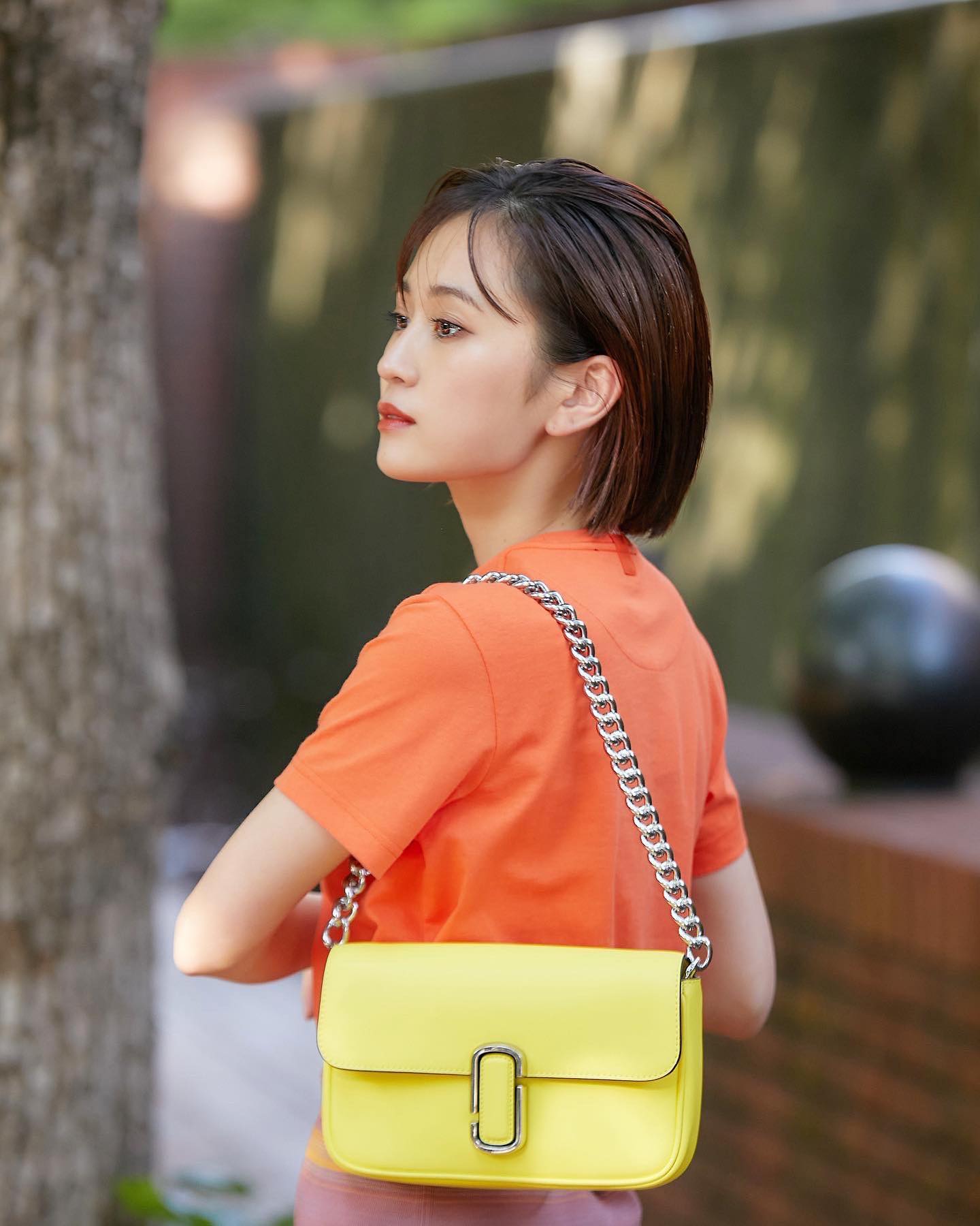 一児の母・前田敦子さんの美しすぎる横顔😍夏らしい“ビタミンカラー”コーデにも注目🍊👀