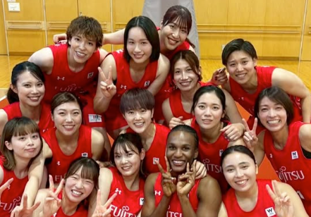 5年目を迎えた奥伊吹が富士通レッドウェーブの仲間と見せた笑顔の集合写真