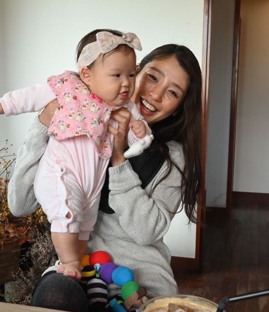 元「黒すぎる女子アナ」岡副麻希、生後6カ月娘との幸せツーショットにファンほっこり