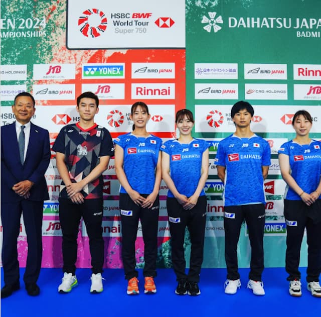 バドミントン協会会長の村井満が選手たちと