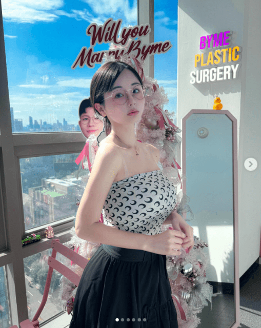 「丸眼鏡がCUTE💖」グラドル社長くりえみの最新ショットにファンメロメロ