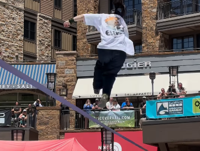 「見ていて気持ち良いっ！」スラックラインの美女ライダー、観衆の前で絶技ムーブを披露！アメリカ国民も拍手喝采！