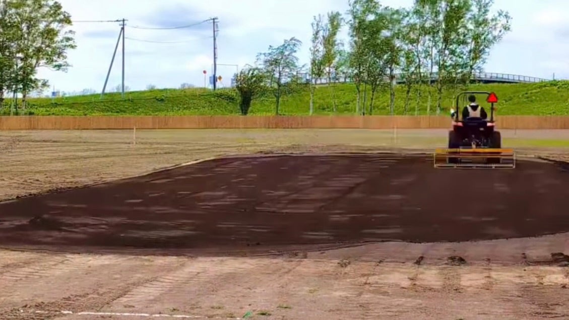 「野球、グランドへの愛を感じます」斎藤佑樹、ローラーに乗って内野の土を一新したことを報告！