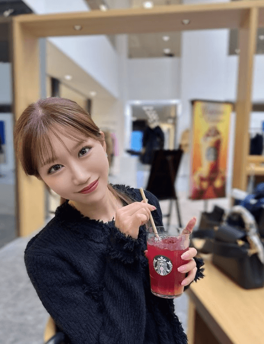 ”恋人シチュ妄想がススむ…”あの人気ラウンドガールのプライベートショットに、ファン「画像保存しました」