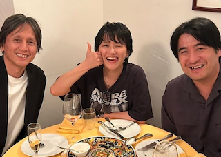 「ハイ、権威」ラランド・サーヤ 業界の大御所と3ショット公開に「ものすごいメンツ、、」