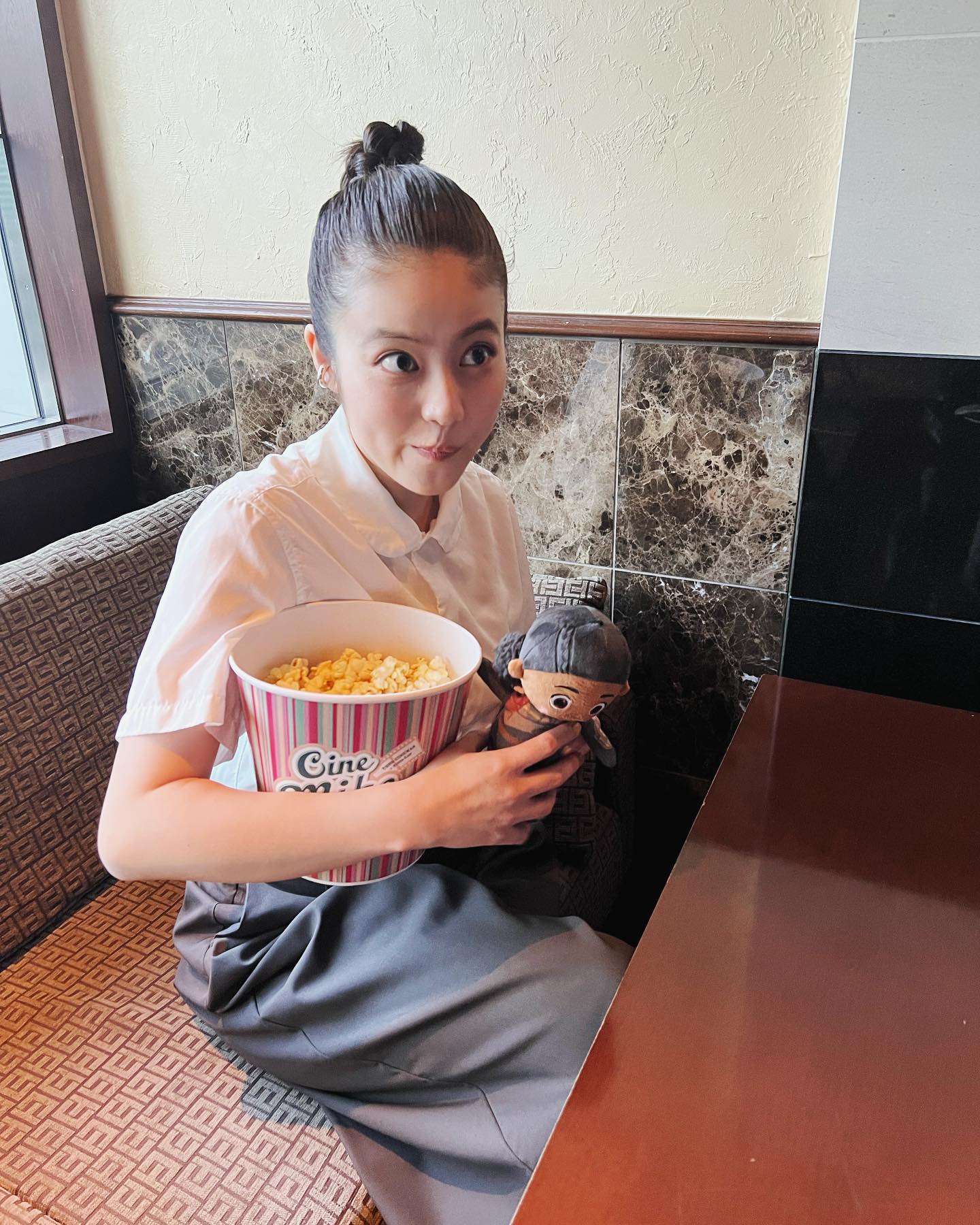 自然体が激かわ🥴❤️‍🔥今田美桜さんが大きなポップコーン🍿抱える姿にファン悶絶!!