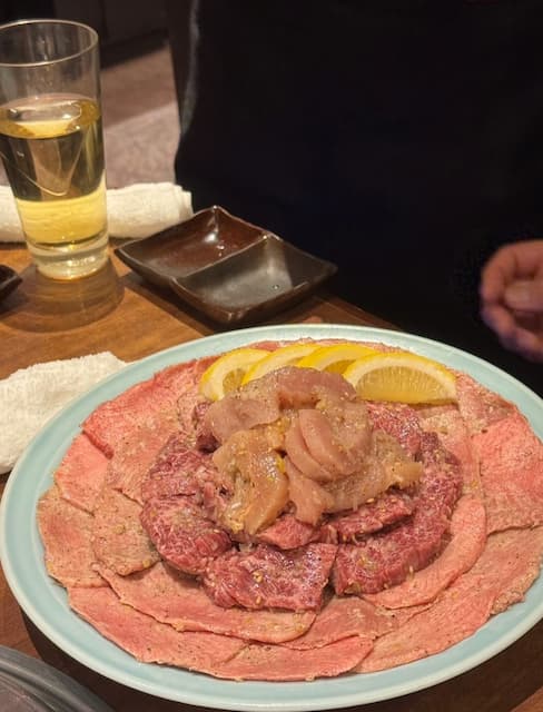 「ひとつまぎれさせてきましたね」シソンヌ長谷川、大量の“肉”を食す！