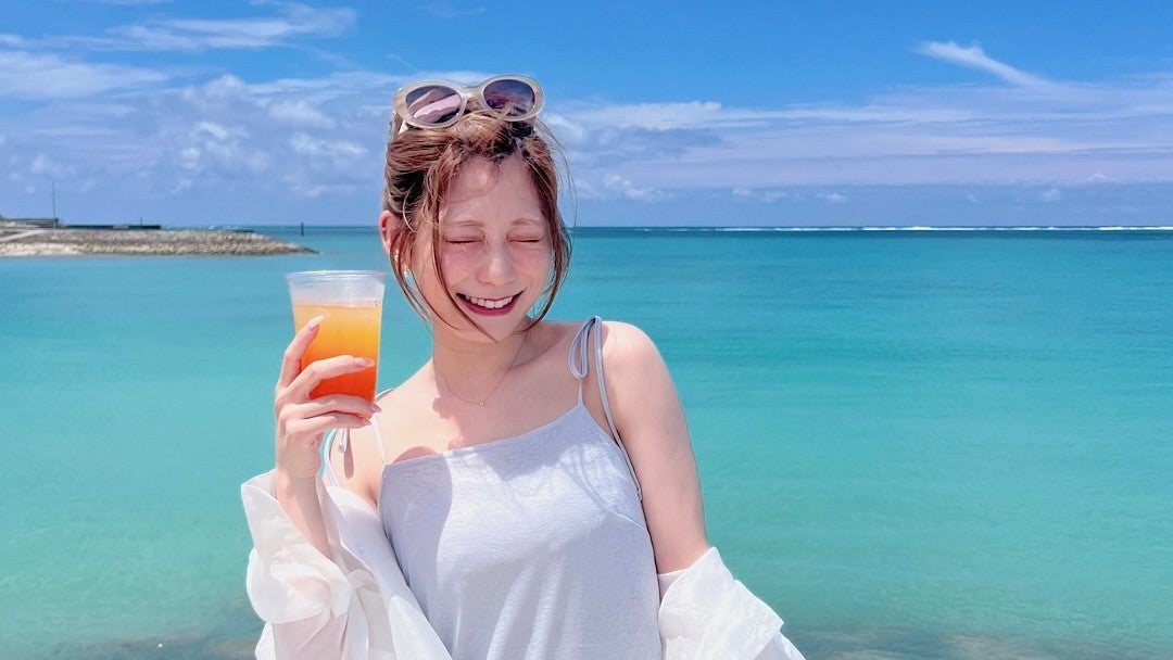 “白キャミの破壊力”が強すぎる…沖縄の太陽にも勝った透明スマイル