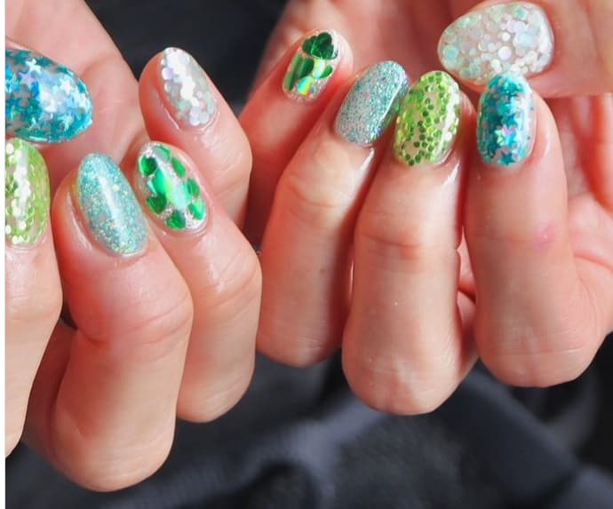 山田優　まだまだ夏！グリーンのキラキラネイルで気分UP